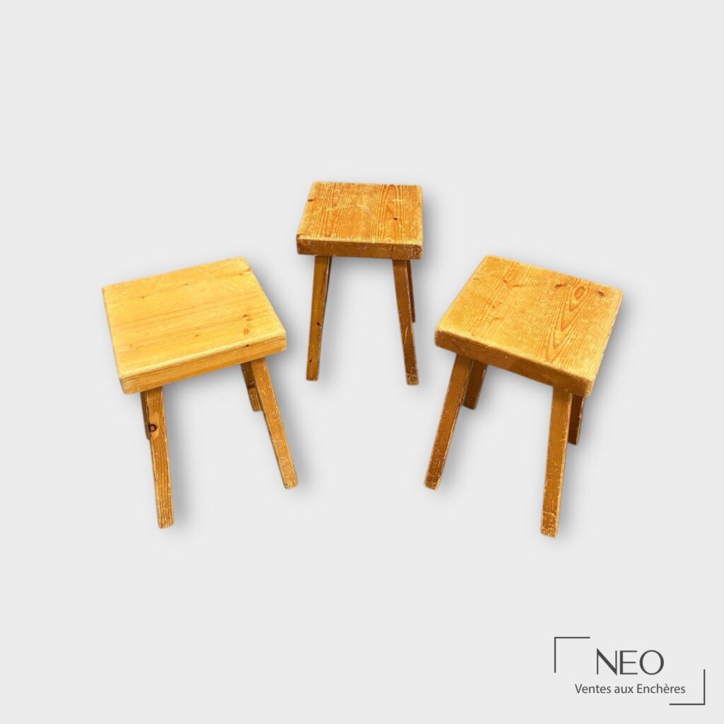 Suite de trois tabourets en bois à assise carrée et pieds profilés