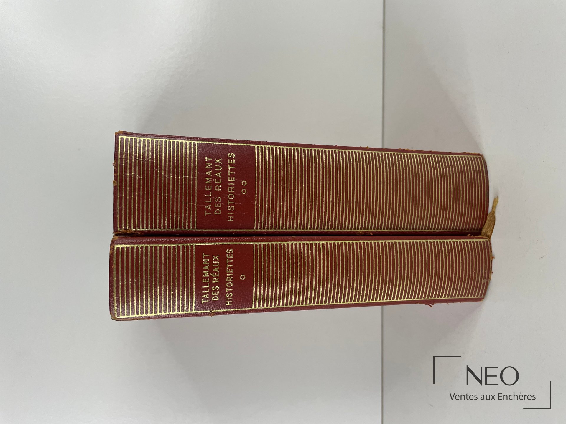 Deux dos de volumes rouges à filets dorés