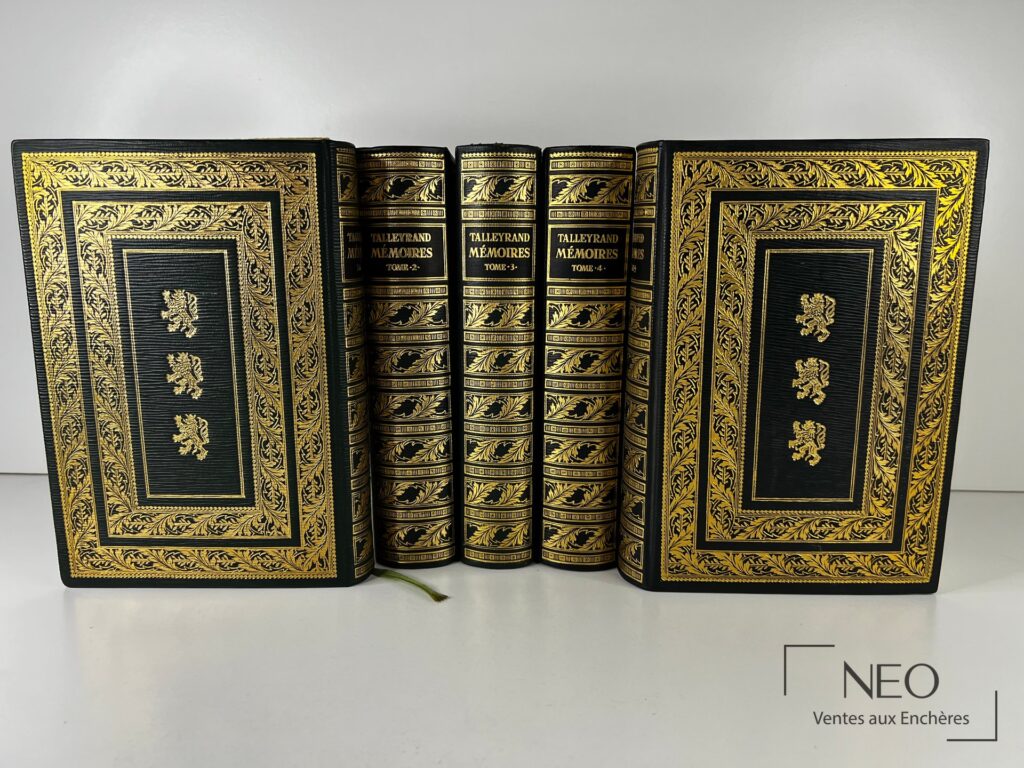 Cinq volumes reliés noirs et dorés des Mémoires de Talleyrand alignés de face