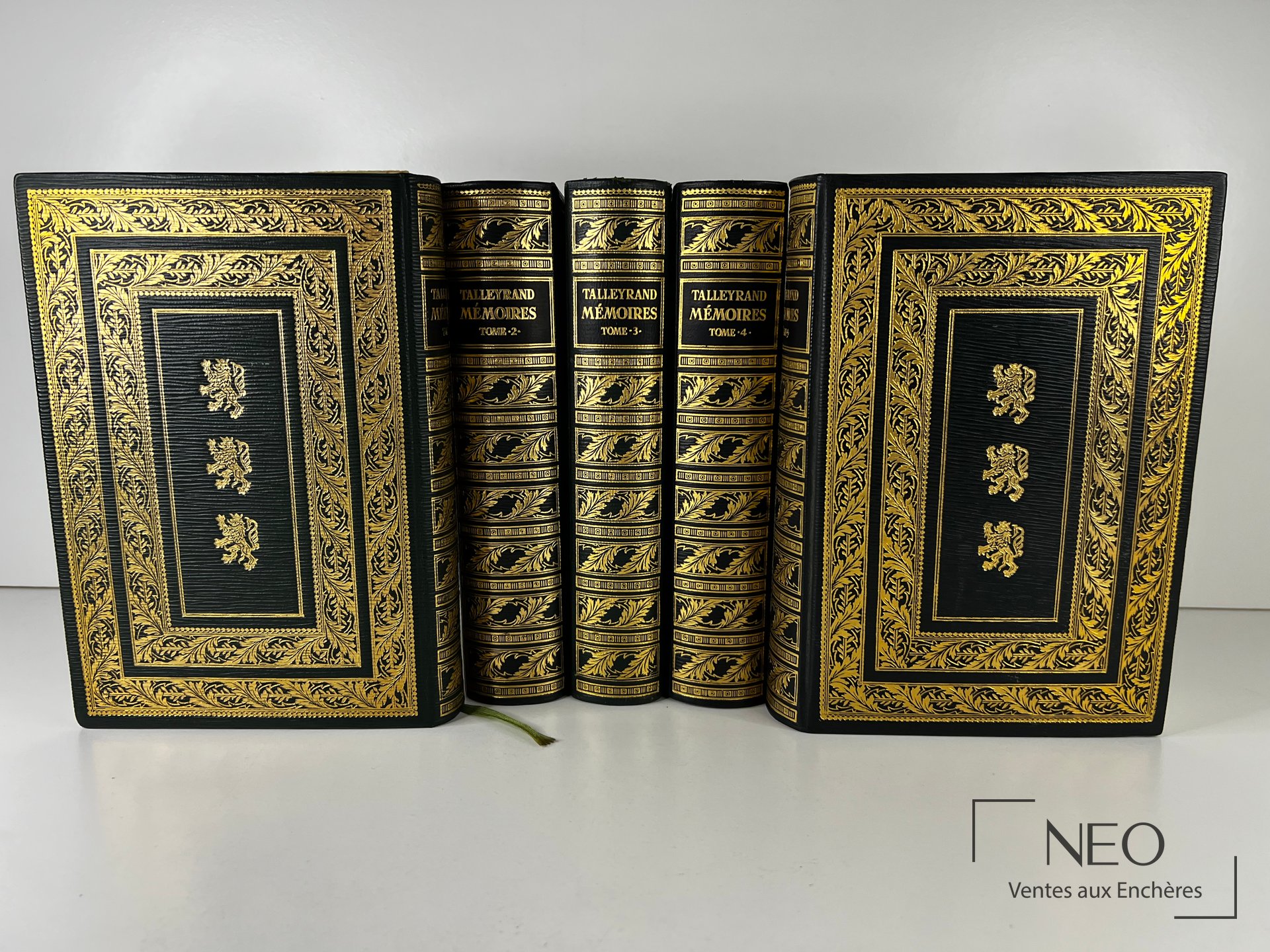 Cinq volumes reliés noirs et dorés des Mémoires de Talleyrand alignés de face