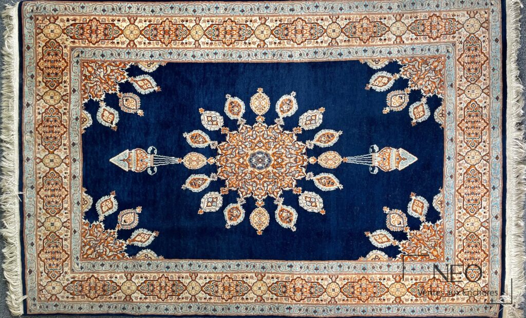 Tapis oriental en laine polychrome à médaillon central sur fond bleu nuit