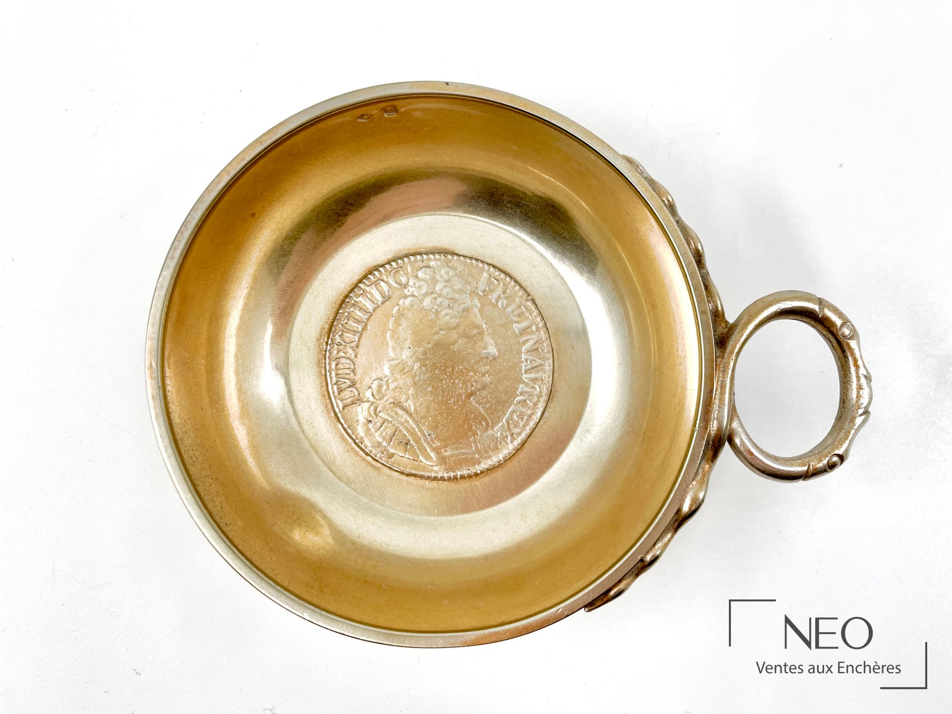 Intérieur d’un tastevin en argent avec écu de Louis XIV au centre