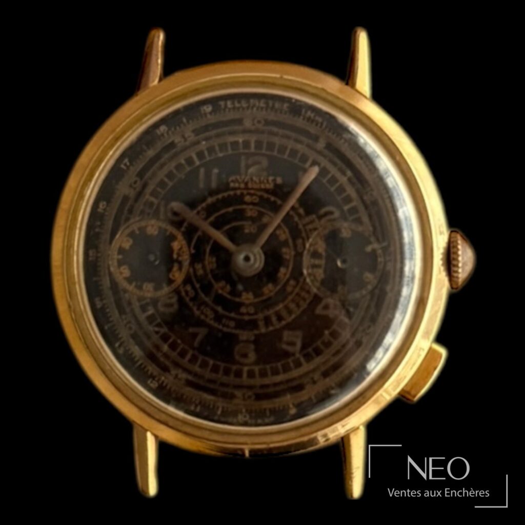 Montre Tavannes chronographe en or rose avec cadran noir et deux sous-compteurs