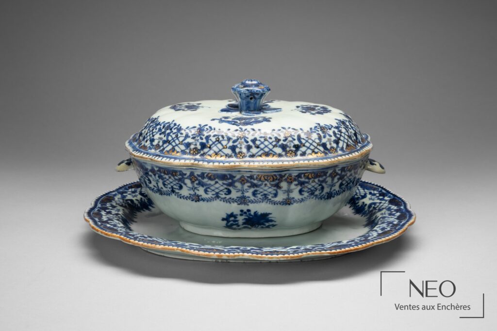 Terrine chinoise polylobée en porcelaine bleu blanc avec son présentoir assorti