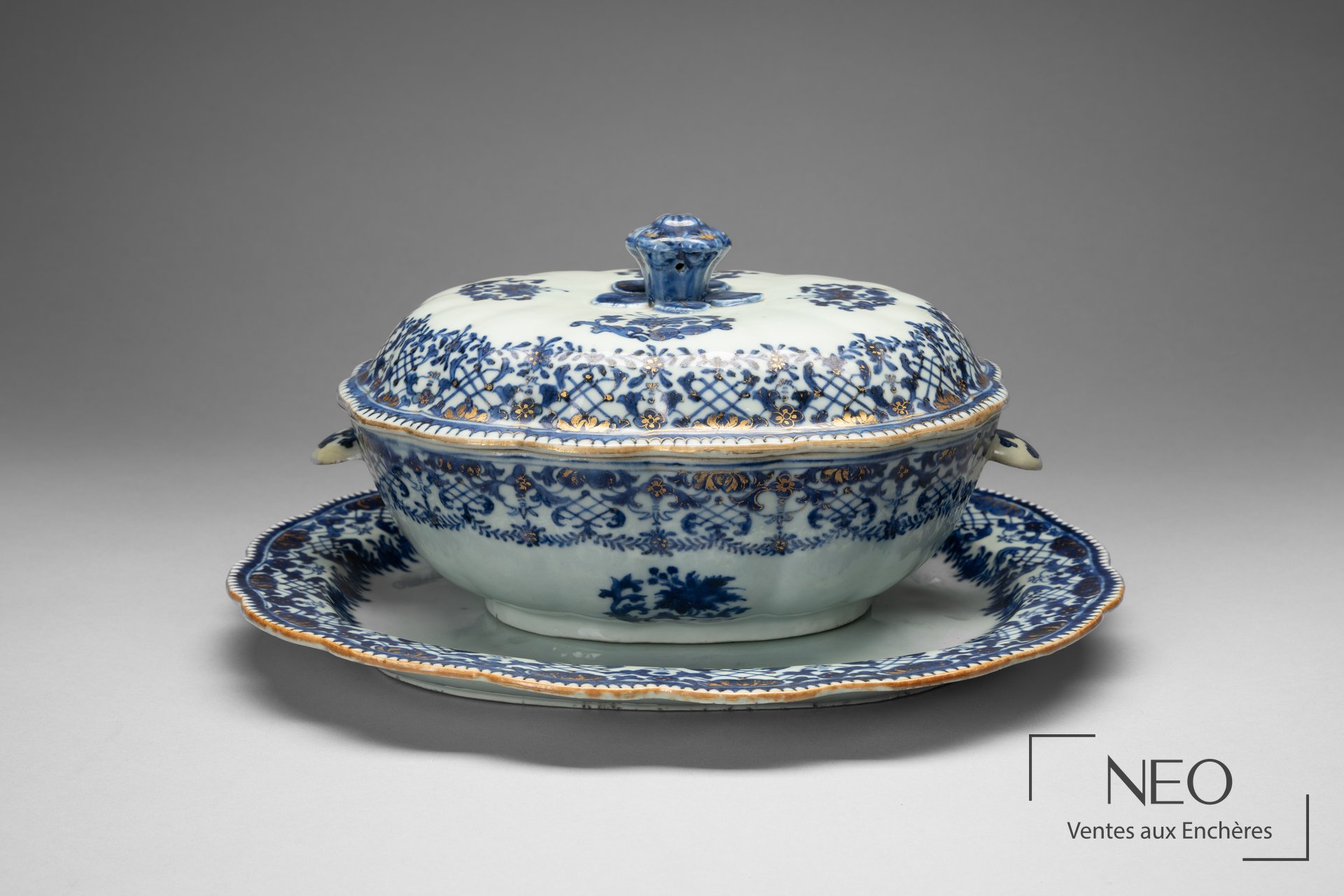Terrine chinoise polylobée en porcelaine bleu blanc avec son présentoir assorti