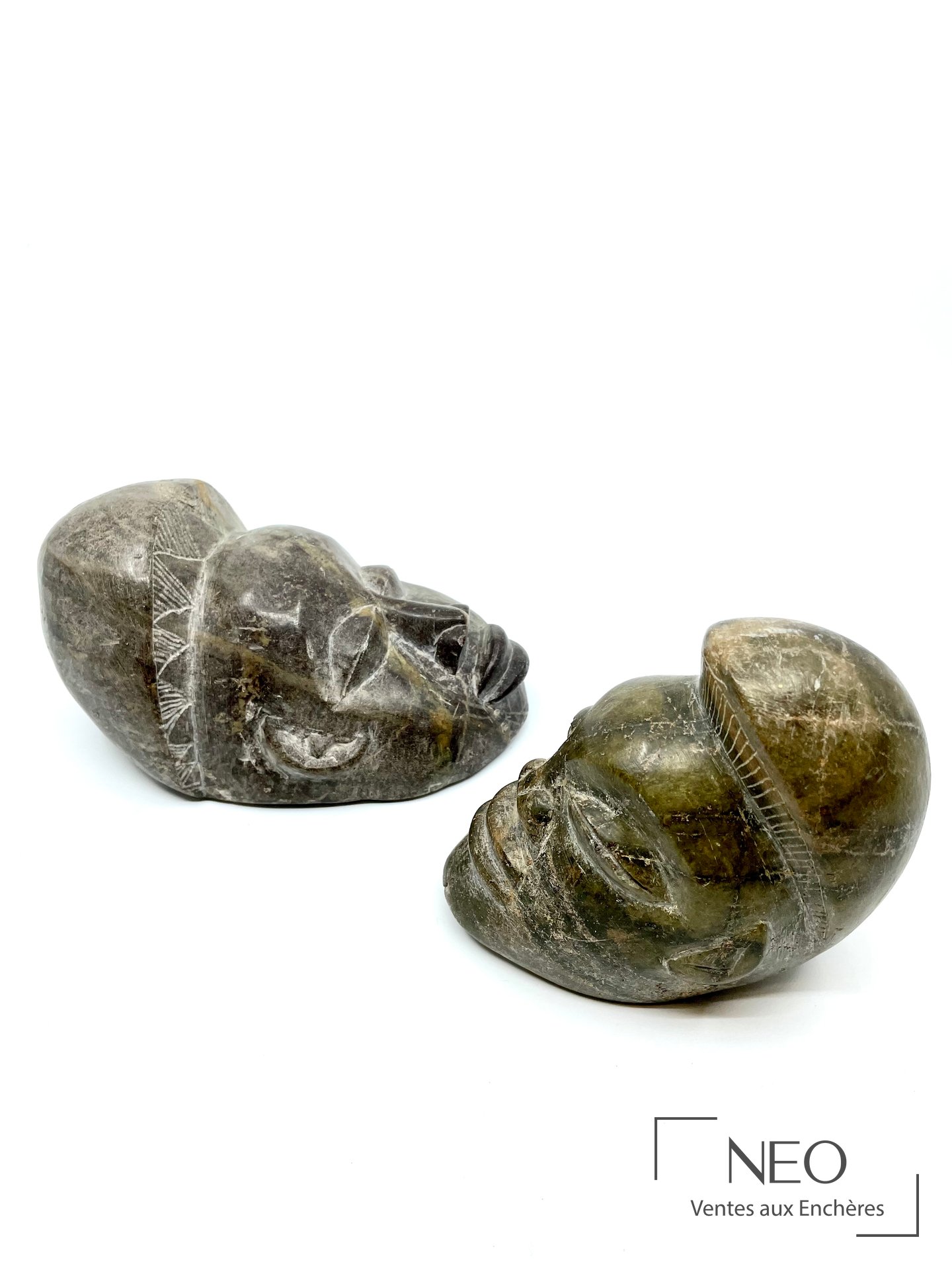 Deux têtes Punu en pierre verte