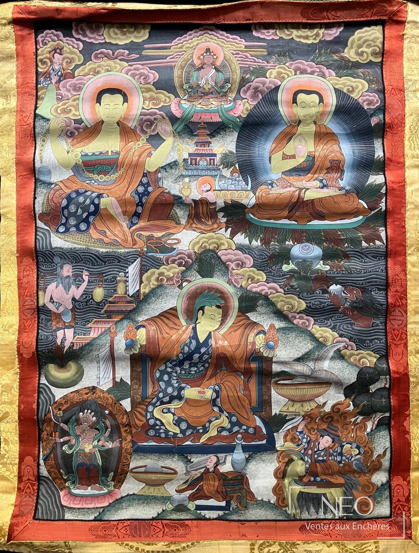 Thangka tibétain montrant un moine gelug et deux bouddhas sous une bordure rouge et or