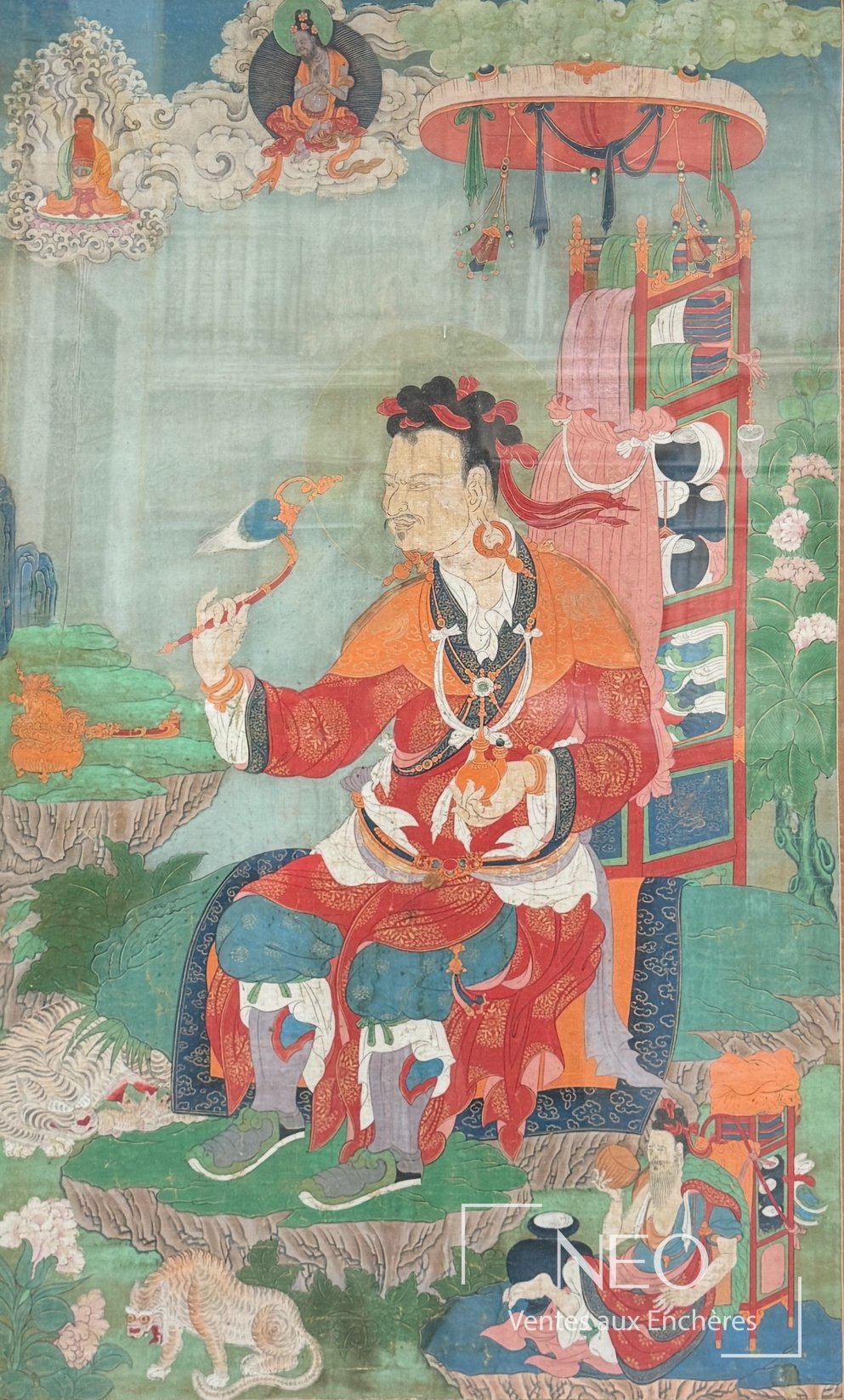 Thangka tibétain représentant Dharmatala assis au centre avec Amitabha dans le ciel
