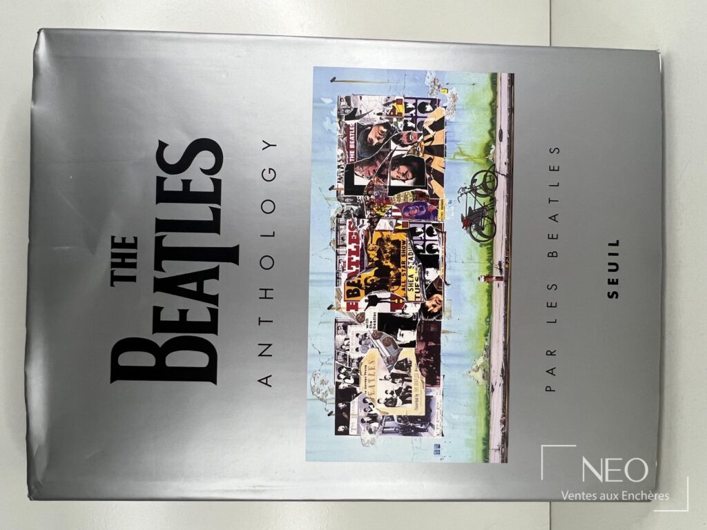 Couverture grise du livre The Beatles Anthology avec jaquette illustrée.