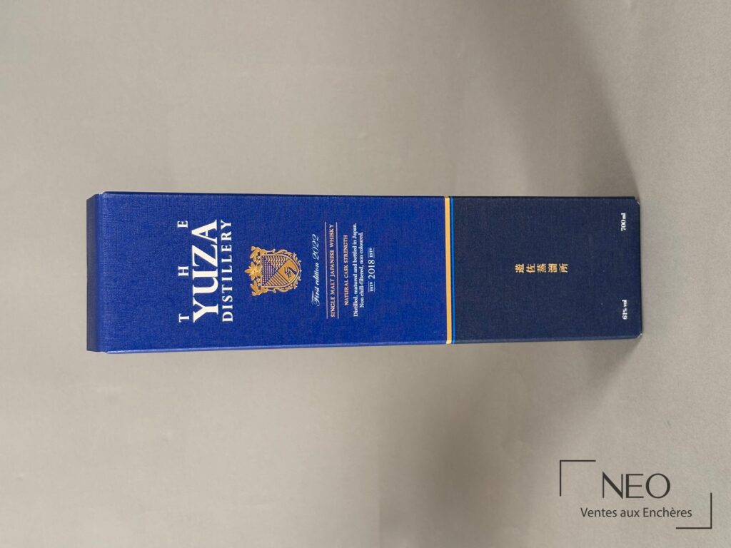 Étui bleu The Yuza Distillery First Edition 2022 avec marquage doré