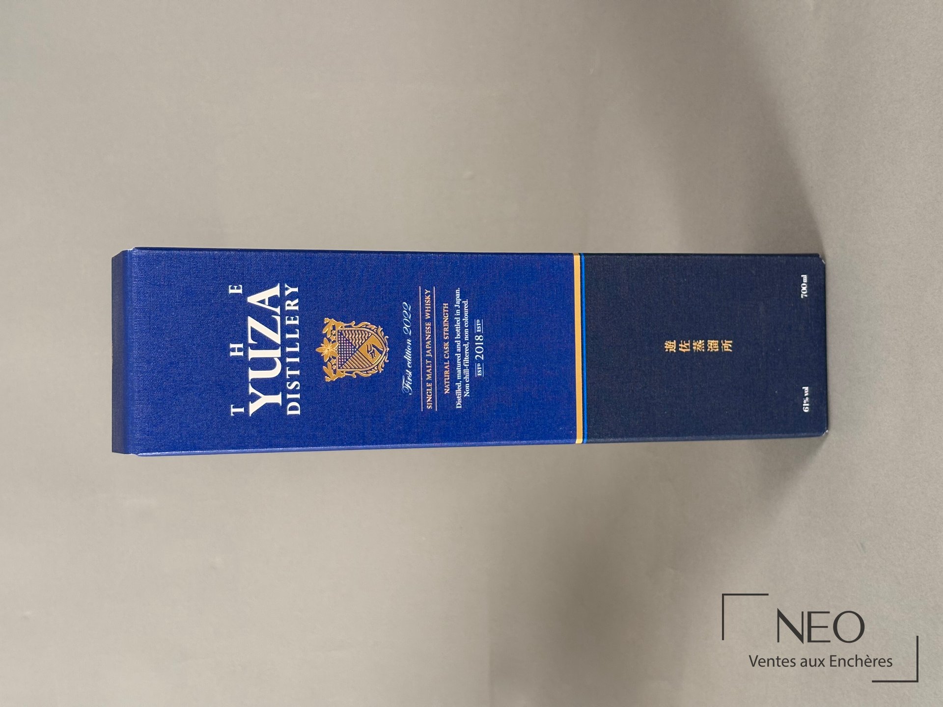 Étui bleu The Yuza Distillery First Edition 2022 avec marquage doré