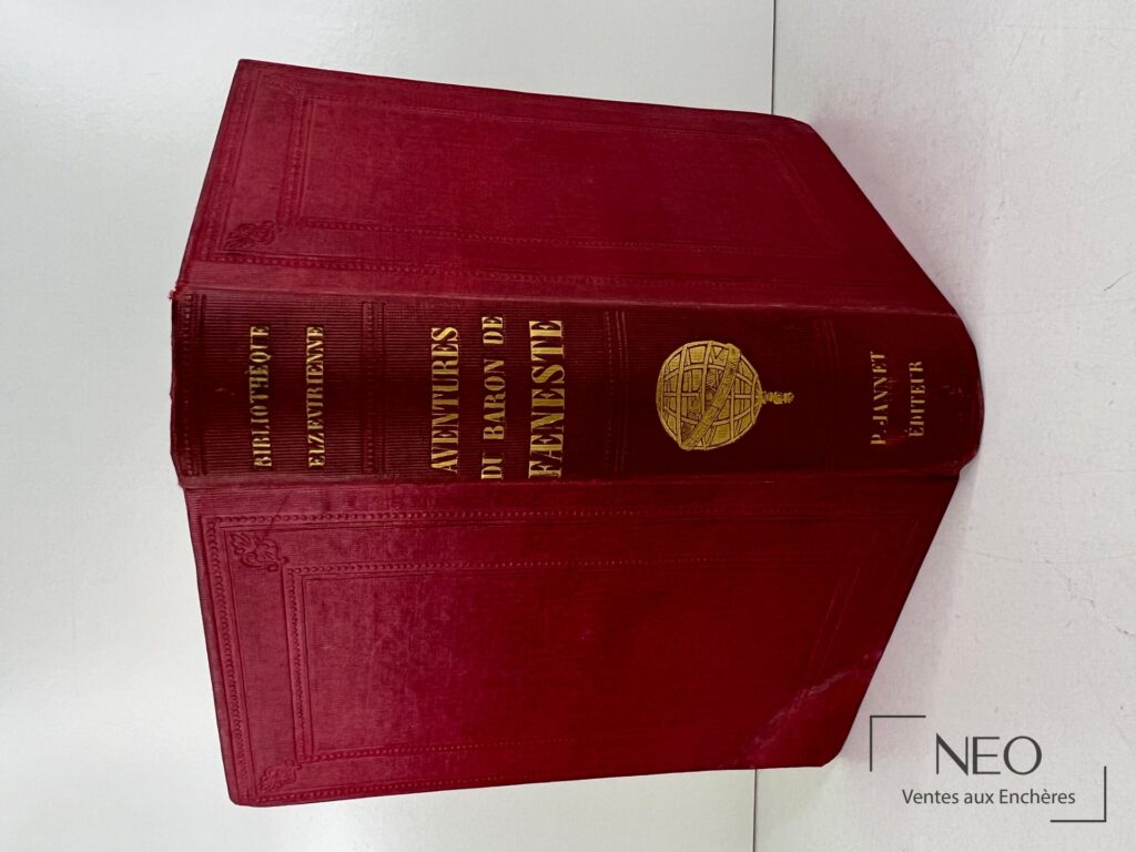 Reliure rouge titrée au dos en lettres dorées