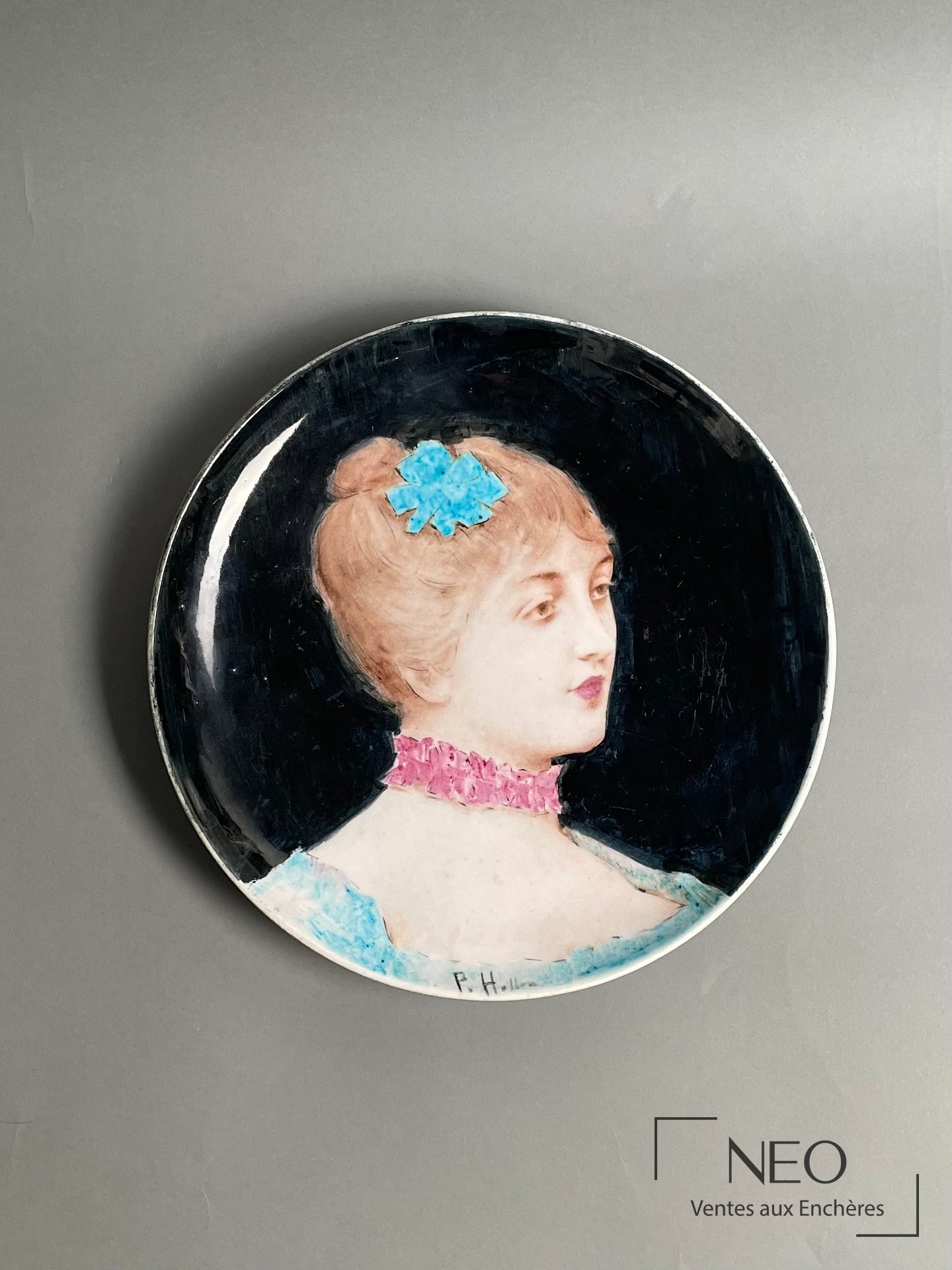 Théodore Deck et Paul César Helleu, plat circulaire en faïence à portrait