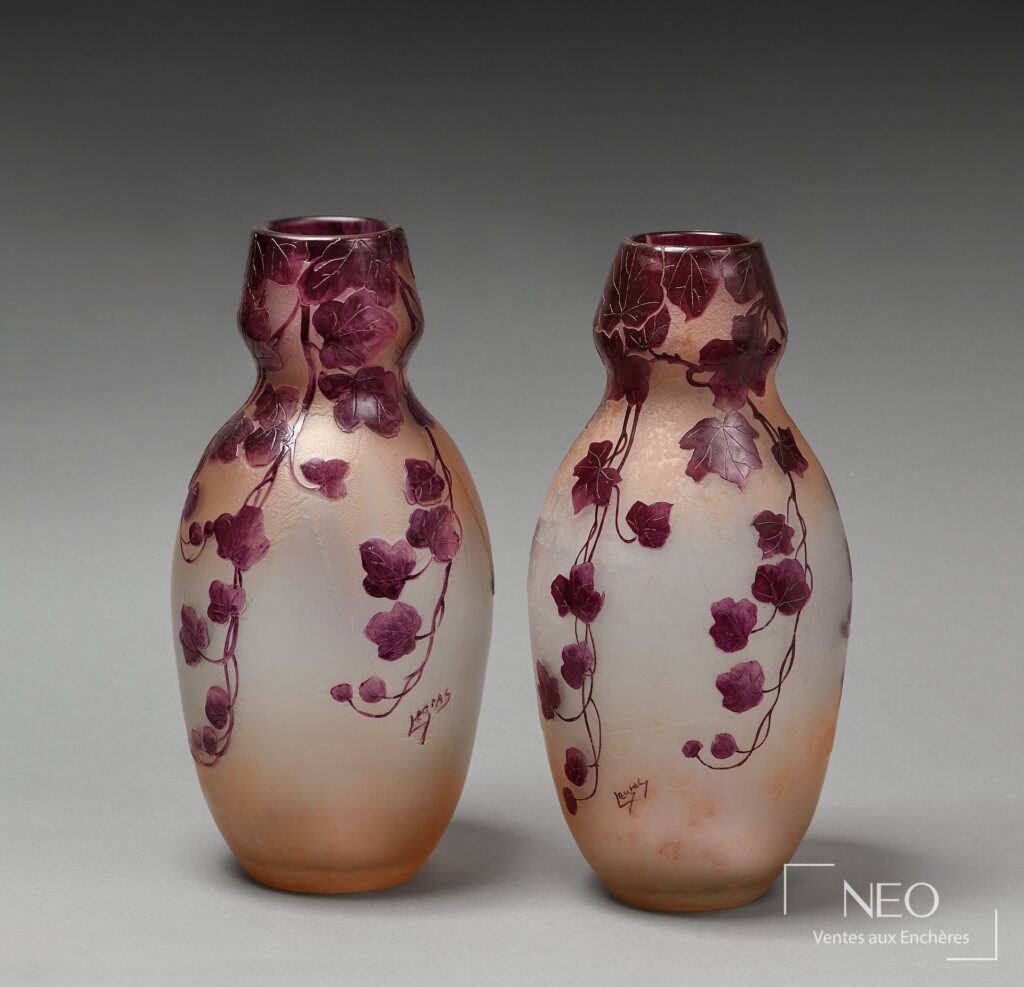 Paire de vases en verre à décor de feuilles de vigne pourpres.