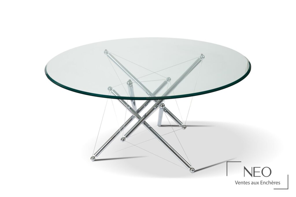 Table ronde en verre sur piètement architectural en acier et câbles tendus