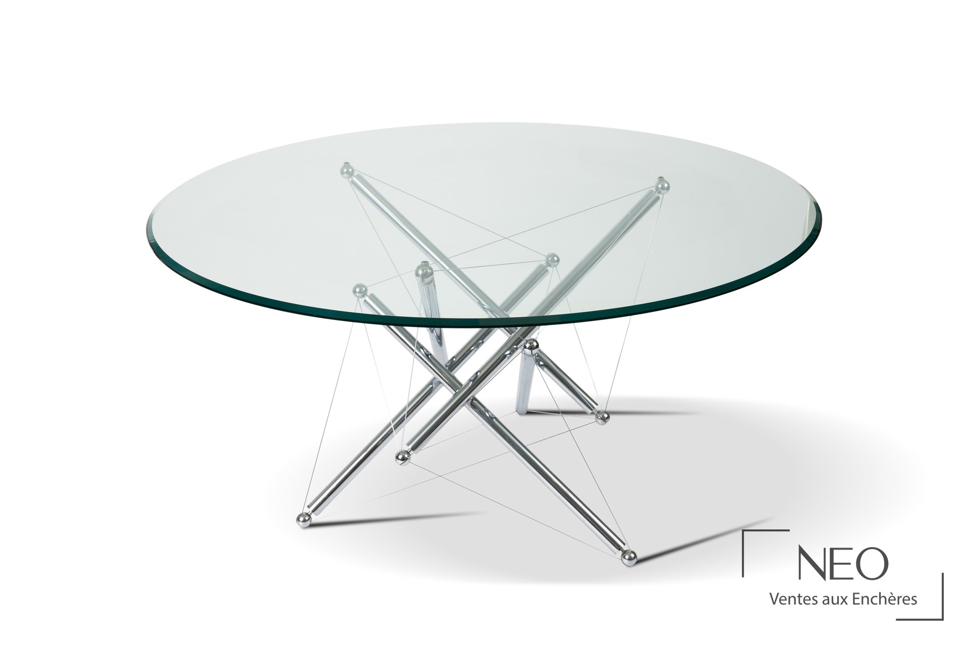 Table ronde en verre sur piètement architectural en acier et câbles tendus