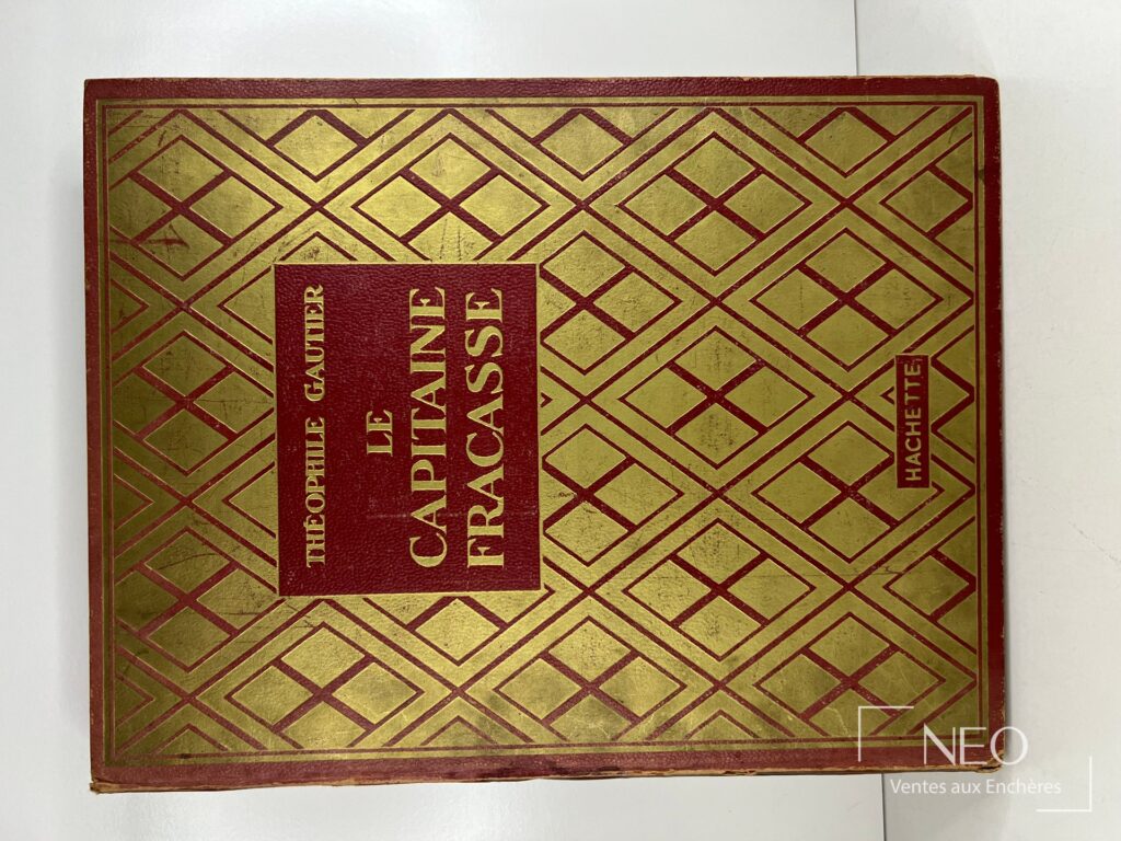 Couverture illustrée rouge et or du livre Le Capitaine Fracasse