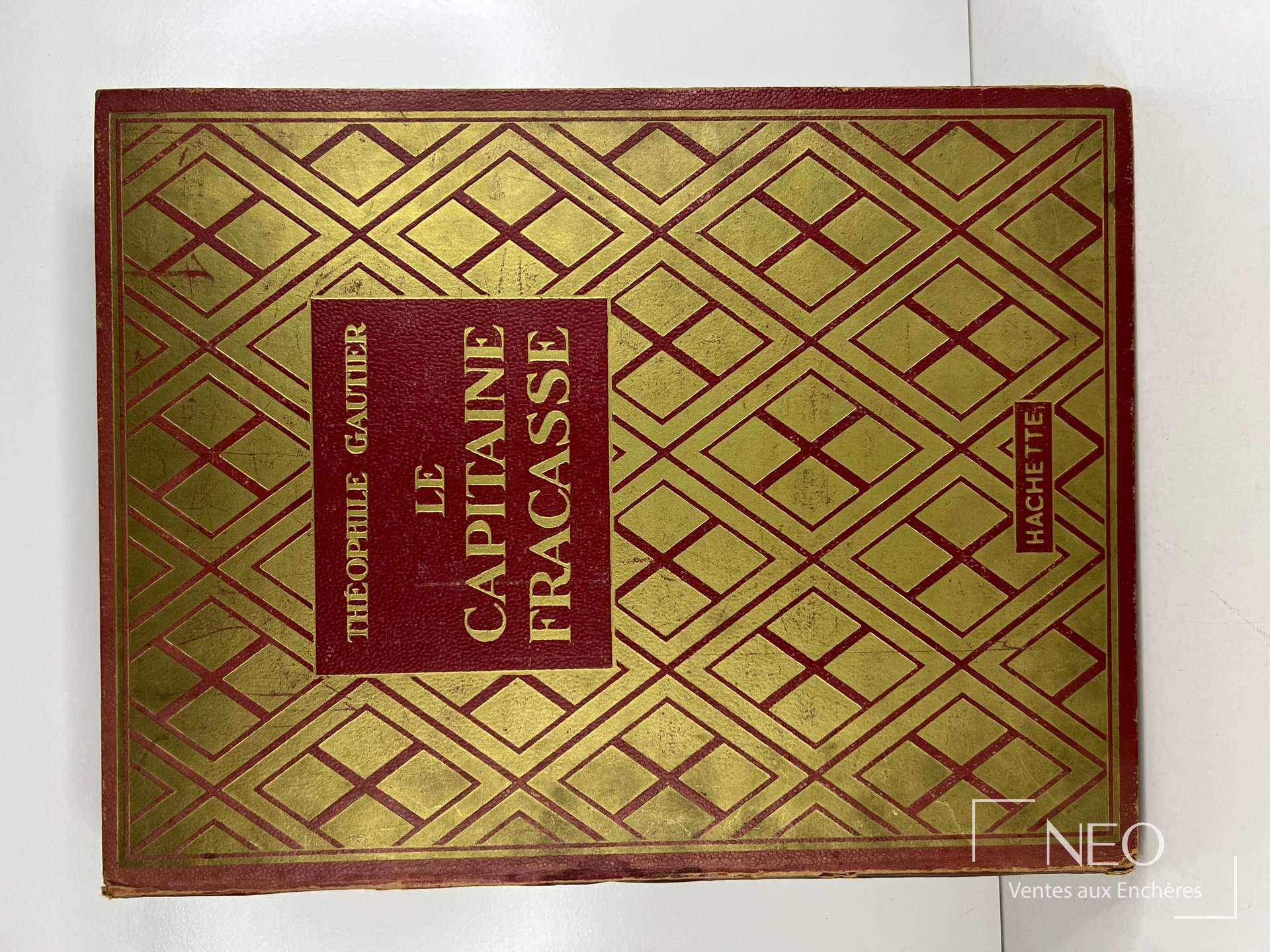 Couverture illustrée rouge et or du livre Le Capitaine Fracasse