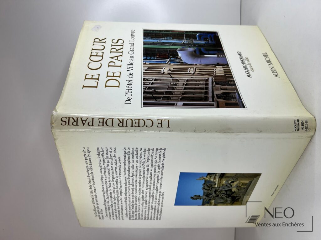 Couverture du livre Le Coeur de Paris d’Auguste Thouard sous jaquette illustrée