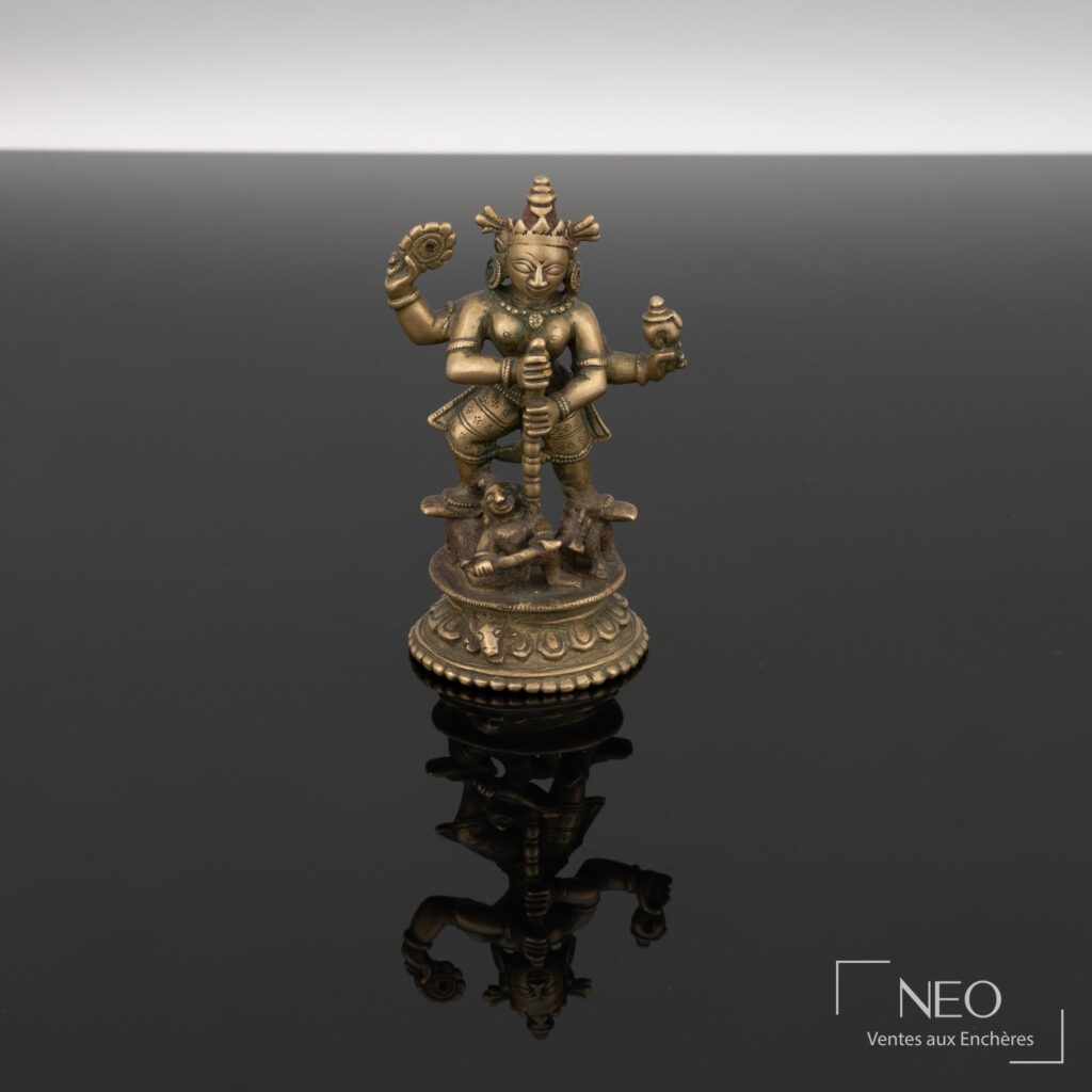 Statuette tibétaine de Durga Mahishamardini en alliage cuivreux doré