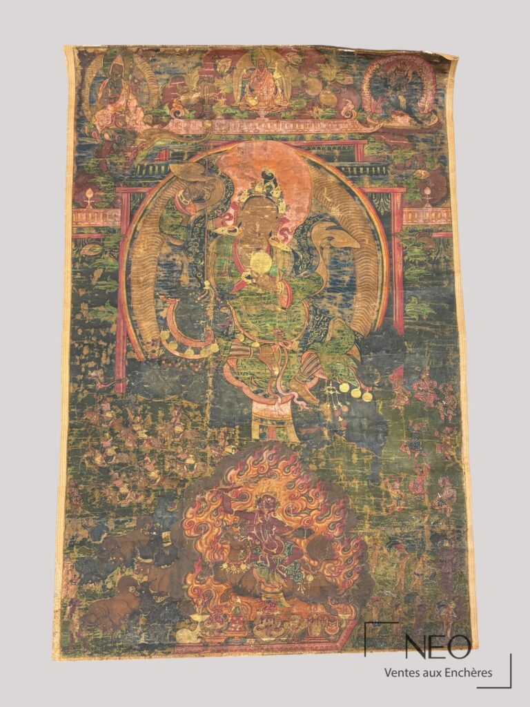 Thangka tibétain ancien figurant une divinité centrale entourée de motifs polychromes