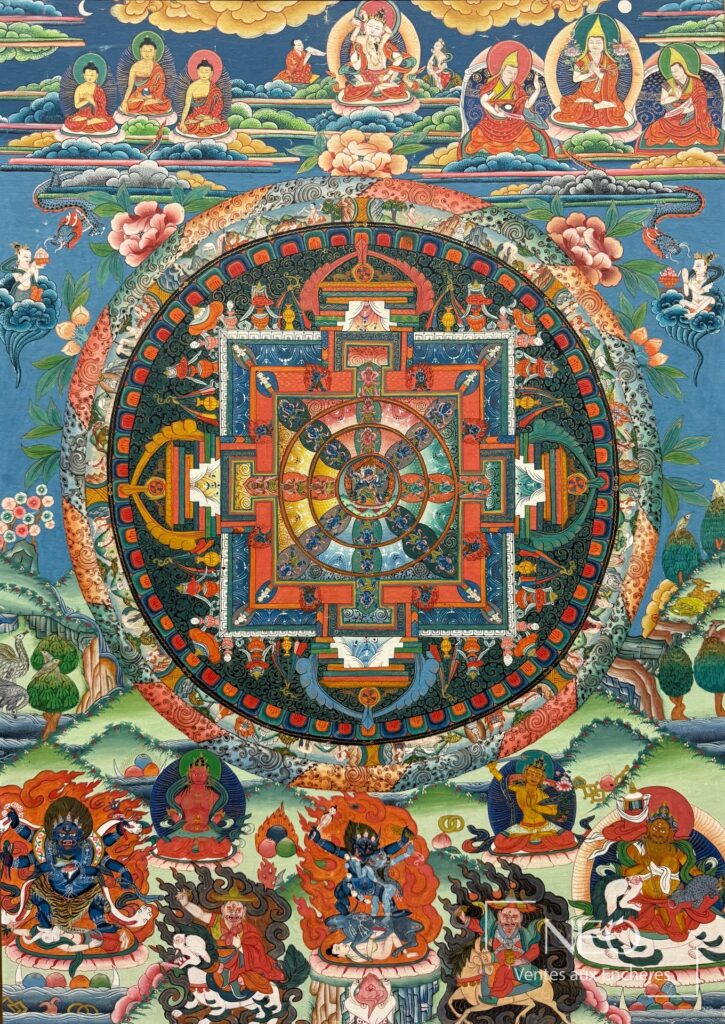 Thangka cosmologique tibétain montrant un mandala central et de nombreuses divinités colorées