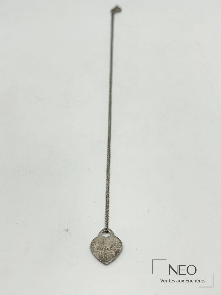 Chaîne Tiffany & Co avec pendentif coeur en argent sur fond clair