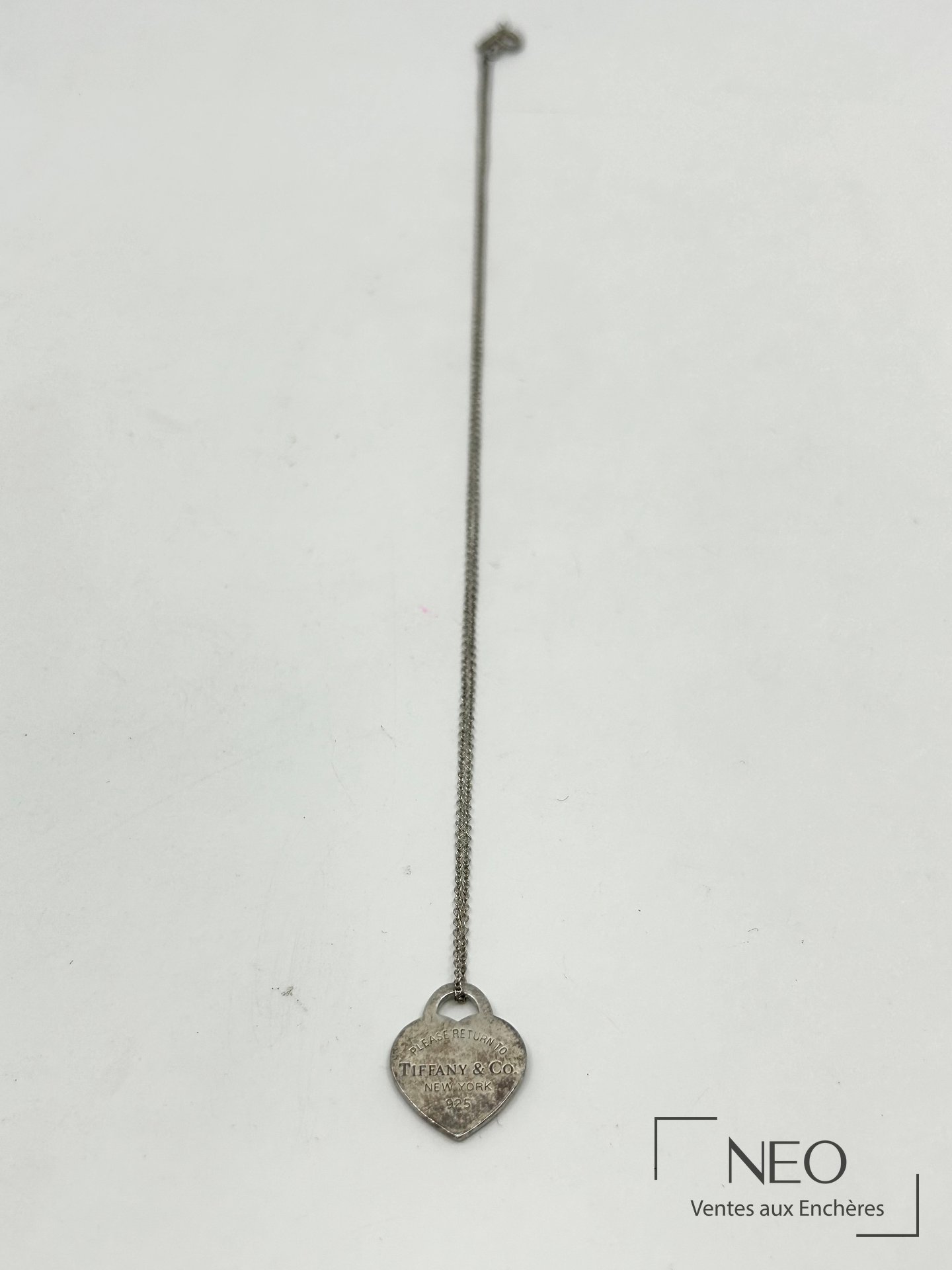 Chaîne Tiffany & Co avec pendentif coeur en argent sur fond clair