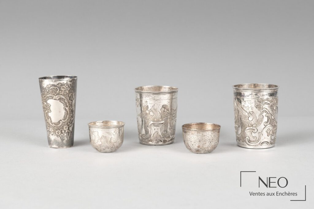Lot de cinq timbales et coupelles en argent