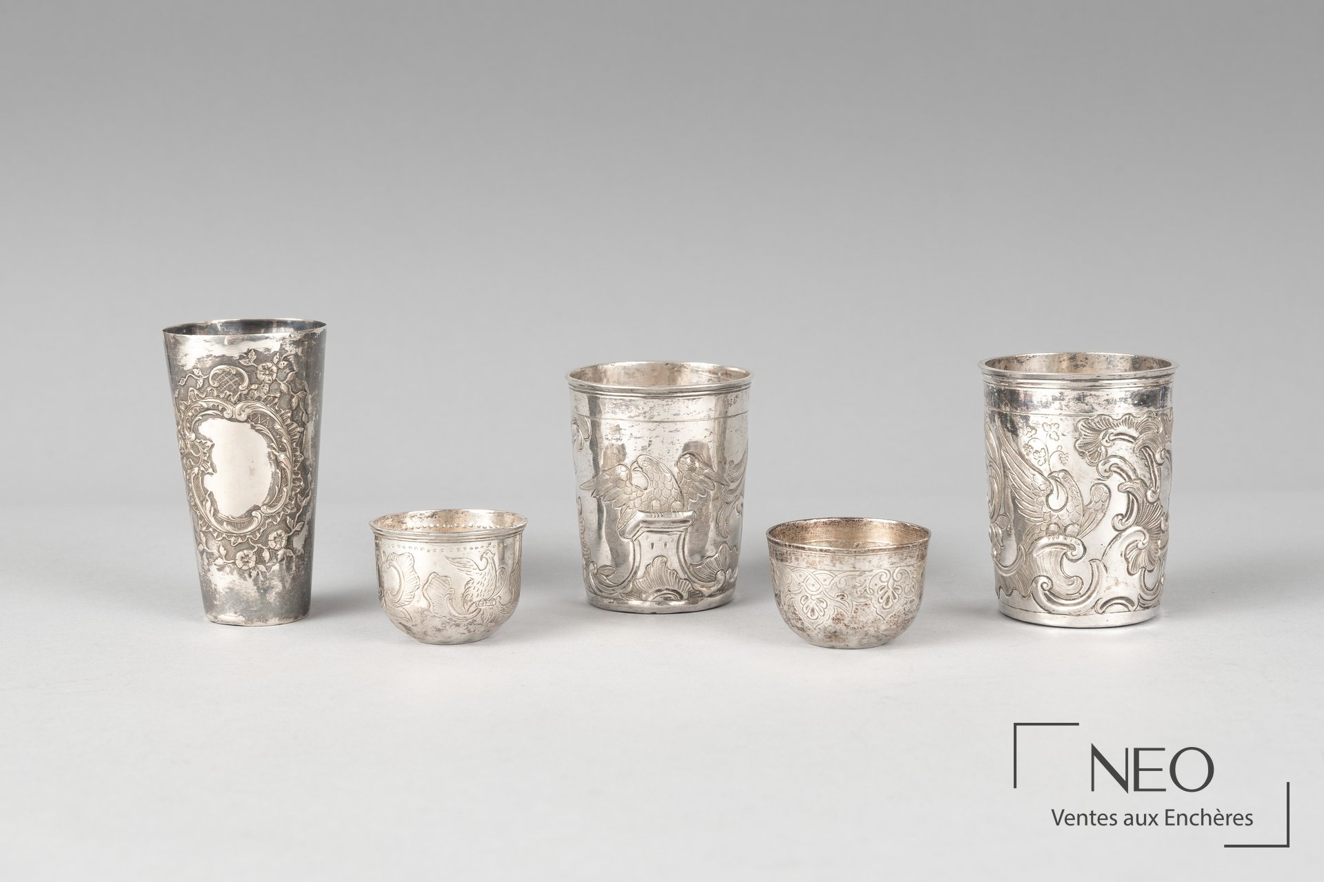 Lot de cinq timbales et coupelles en argent