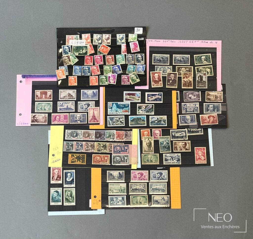 Ensemble de plaquettes de timbres disposées sur fond noir