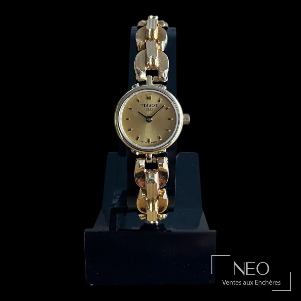 Montre Tissot ronde au cadran doré sur bracelet métallique or
