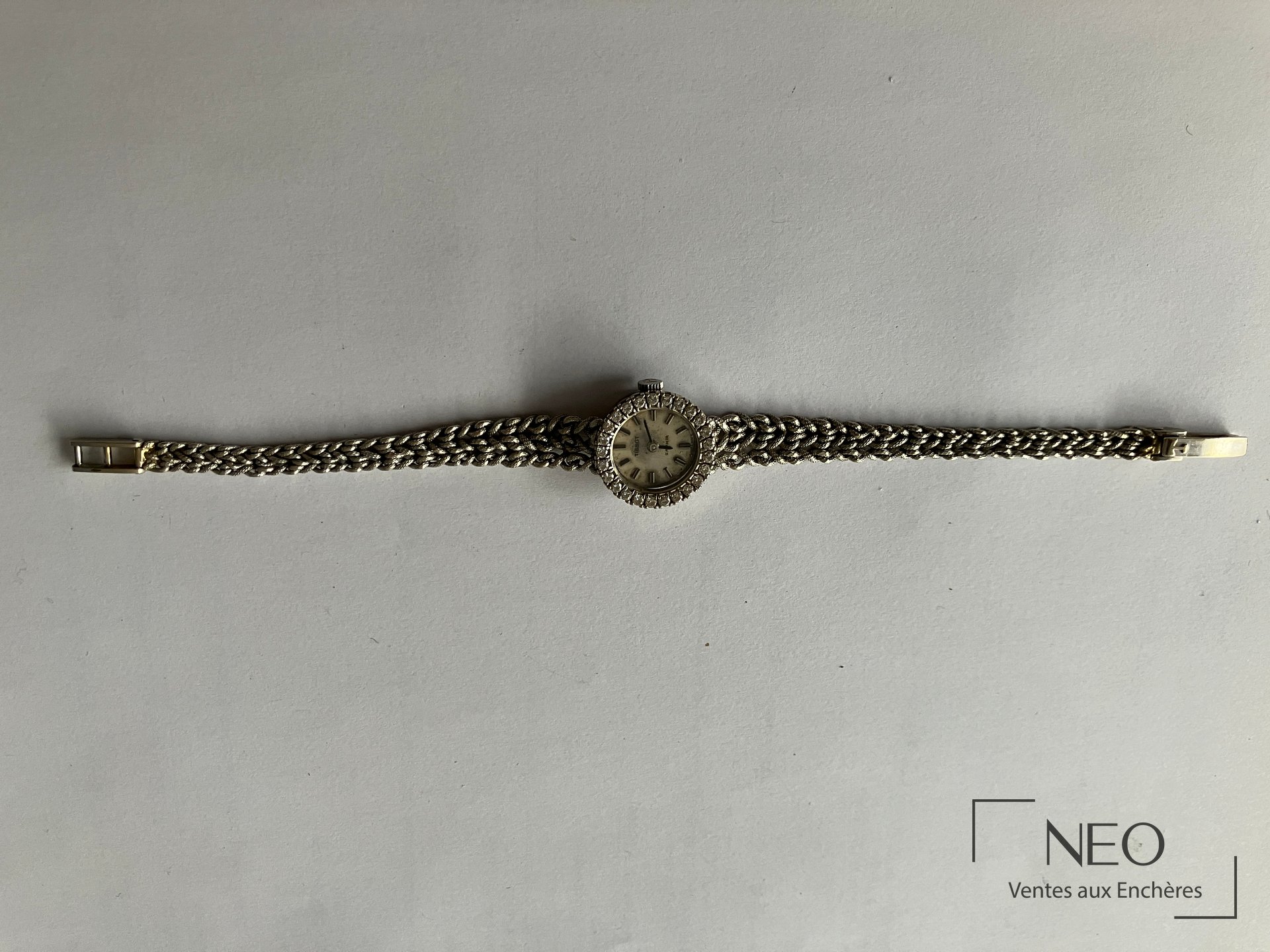 Montre-bracelet Tissot de dame en or gris avec bracelet tressé et couronne sertie