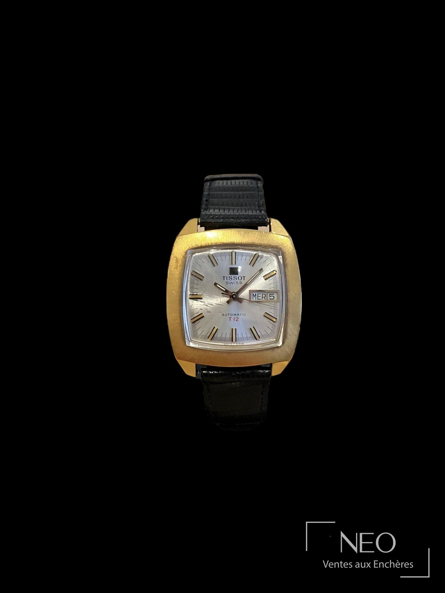 Montre Tissot Seastar T12 rectangulaire au cadran argenté et bracelet noir