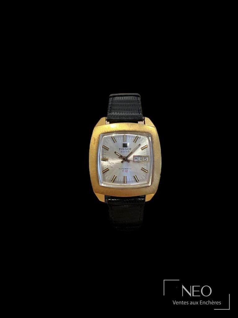 Montre Tissot Seastar T12 rectangulaire au cadran argenté avec guichet jour-date