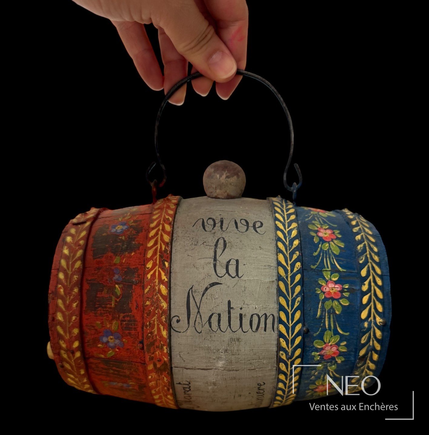 Tonneau de cantinière peint aux couleurs nationales avec inscriptions révolutionnaires