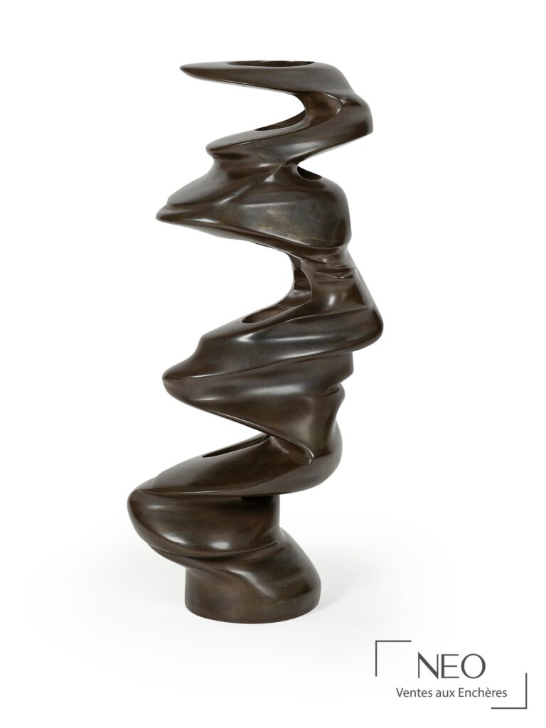 Sculpture en bronze de Tony Cragg aux volumes empilés et patine brune noire