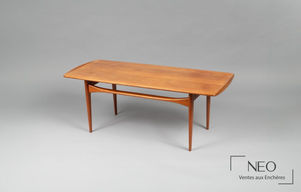 Table basse en teck à plateau rectangulaire et piètement fuselé
