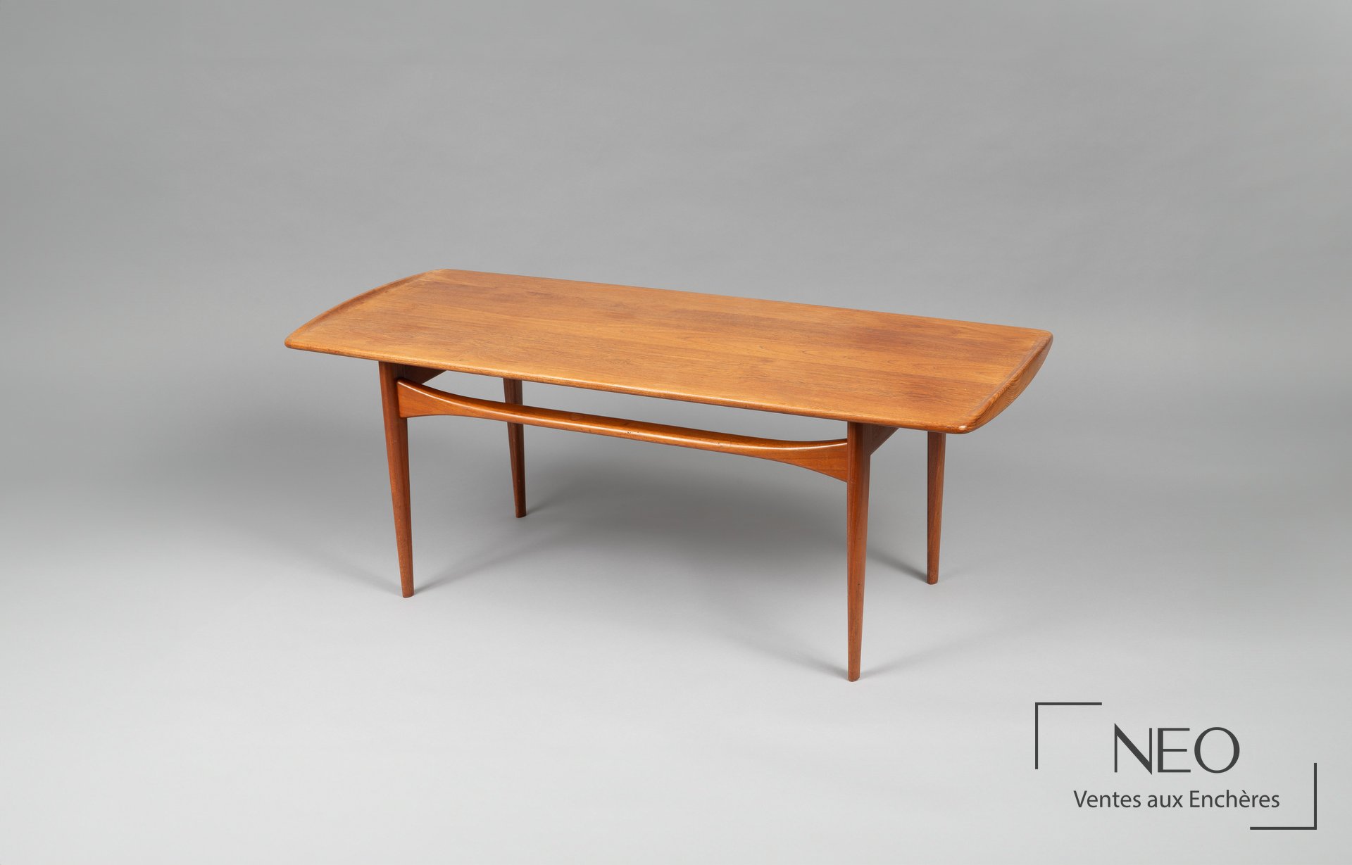 Table basse en teck à plateau rectangulaire et piètement fuselé