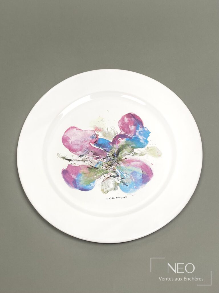 Assiette blanche décorée d’une composition florale aux tons roses