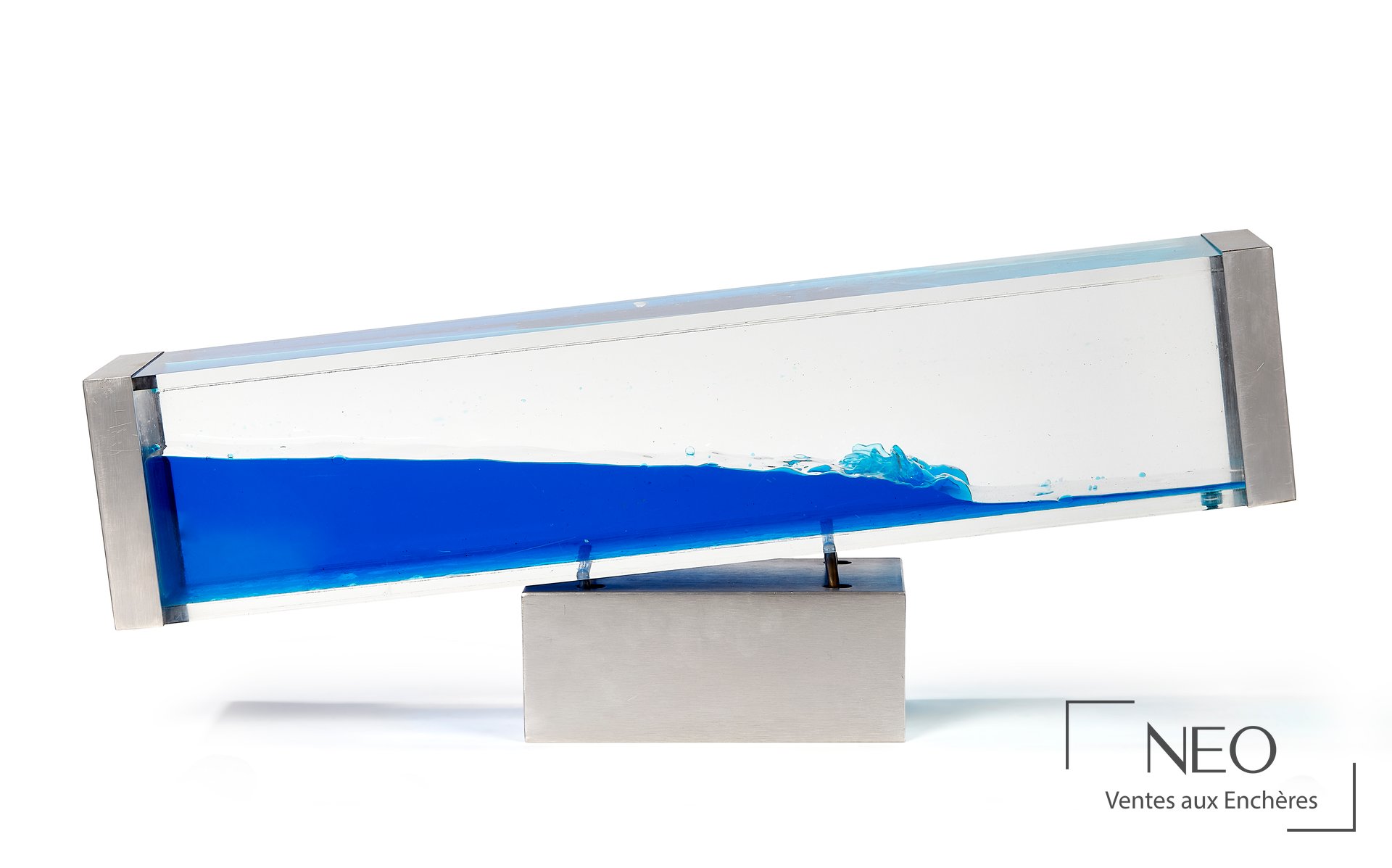 Sculpture cinétique en plastique transparent et métal argenté avec liquide bleu