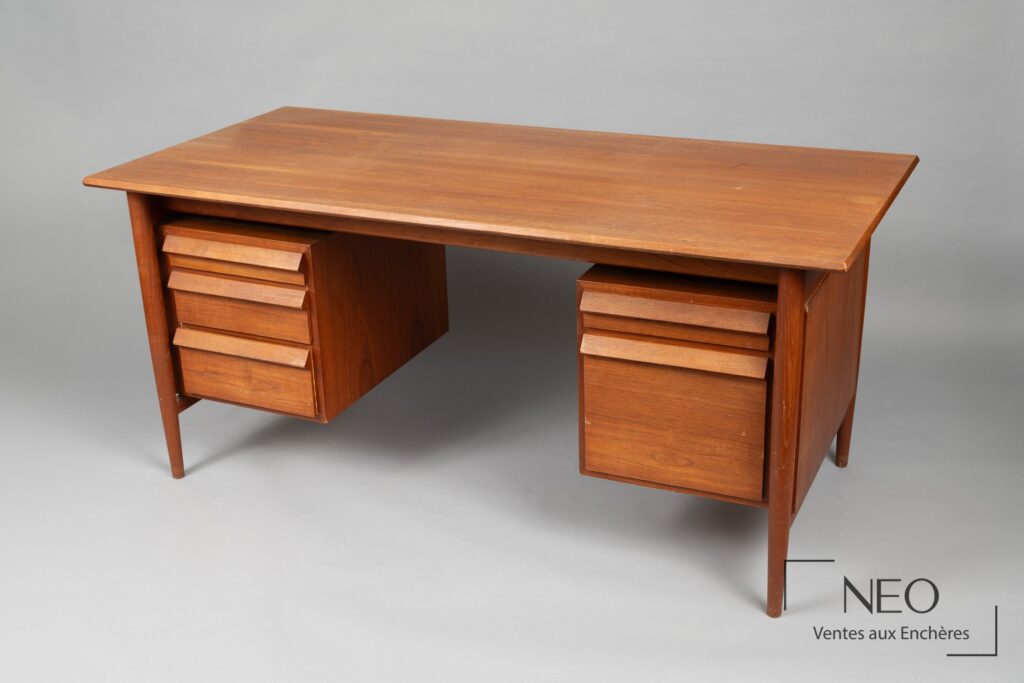 Bureau scandinave en bois avec deux caissons à tiroirs et plateau rectangulaire