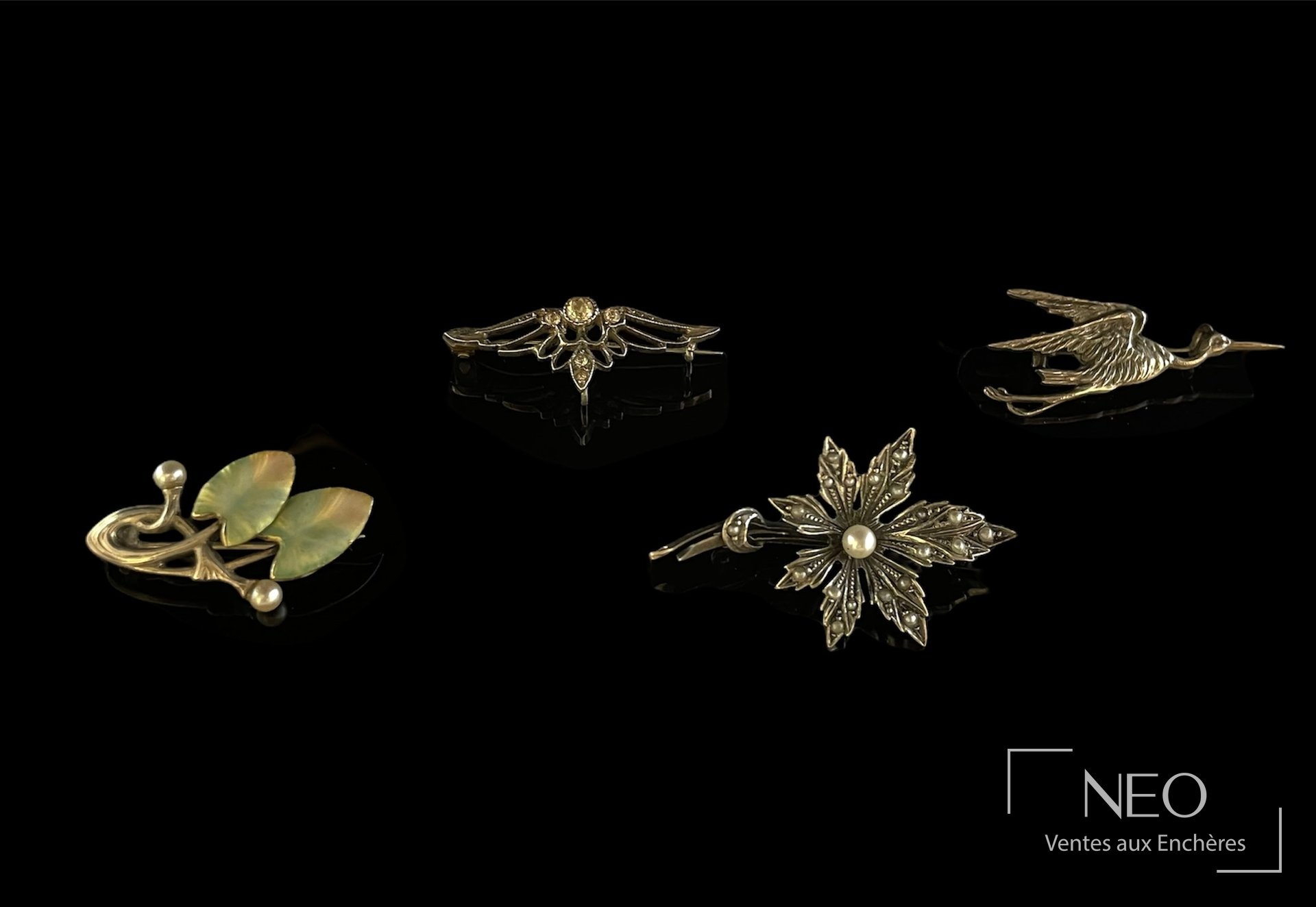 Quatre broches posées sur fond noir