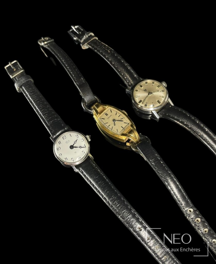 Trois montres de dame sur bracelets cuir