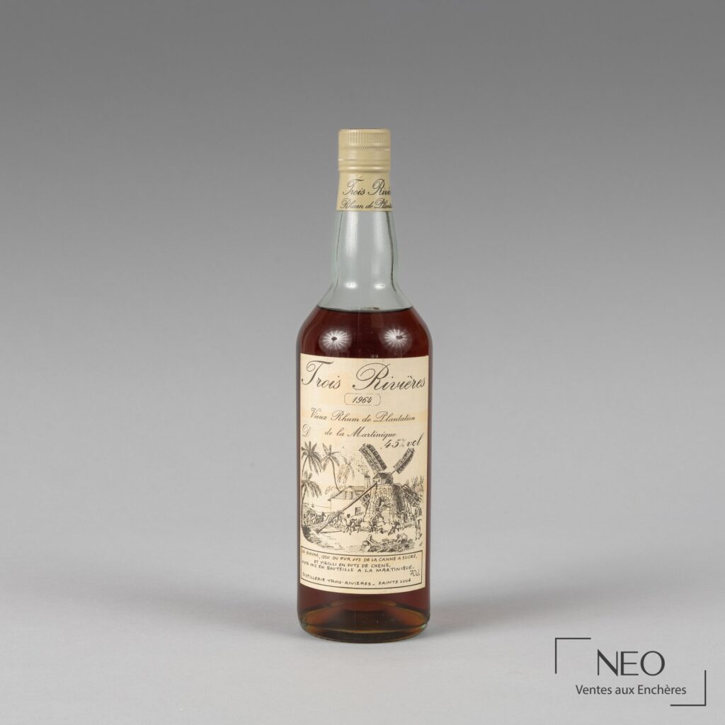 Bouteille de rhum Trois Rivières 1964 vue de face sur fond gris