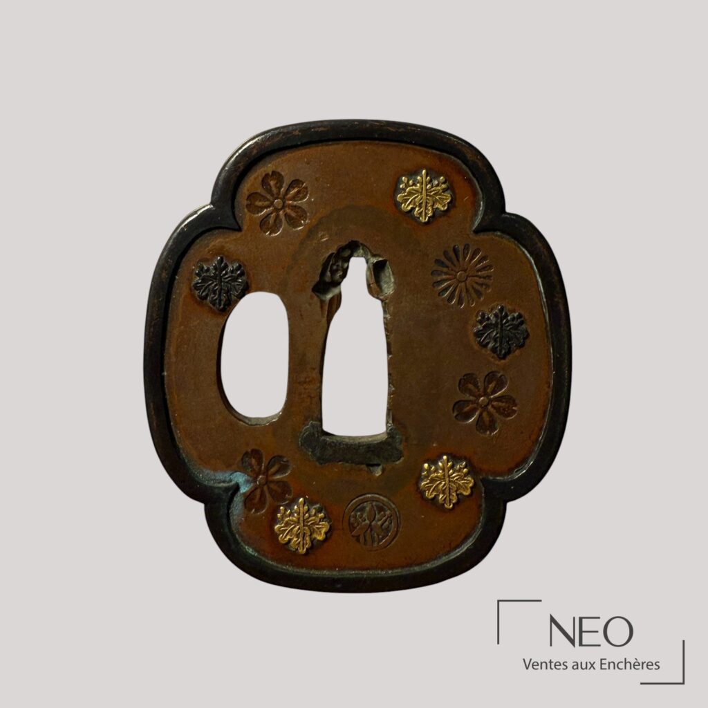 Tsuba japonaise mokko gata décorée de fleurs incrustées sur fond brun