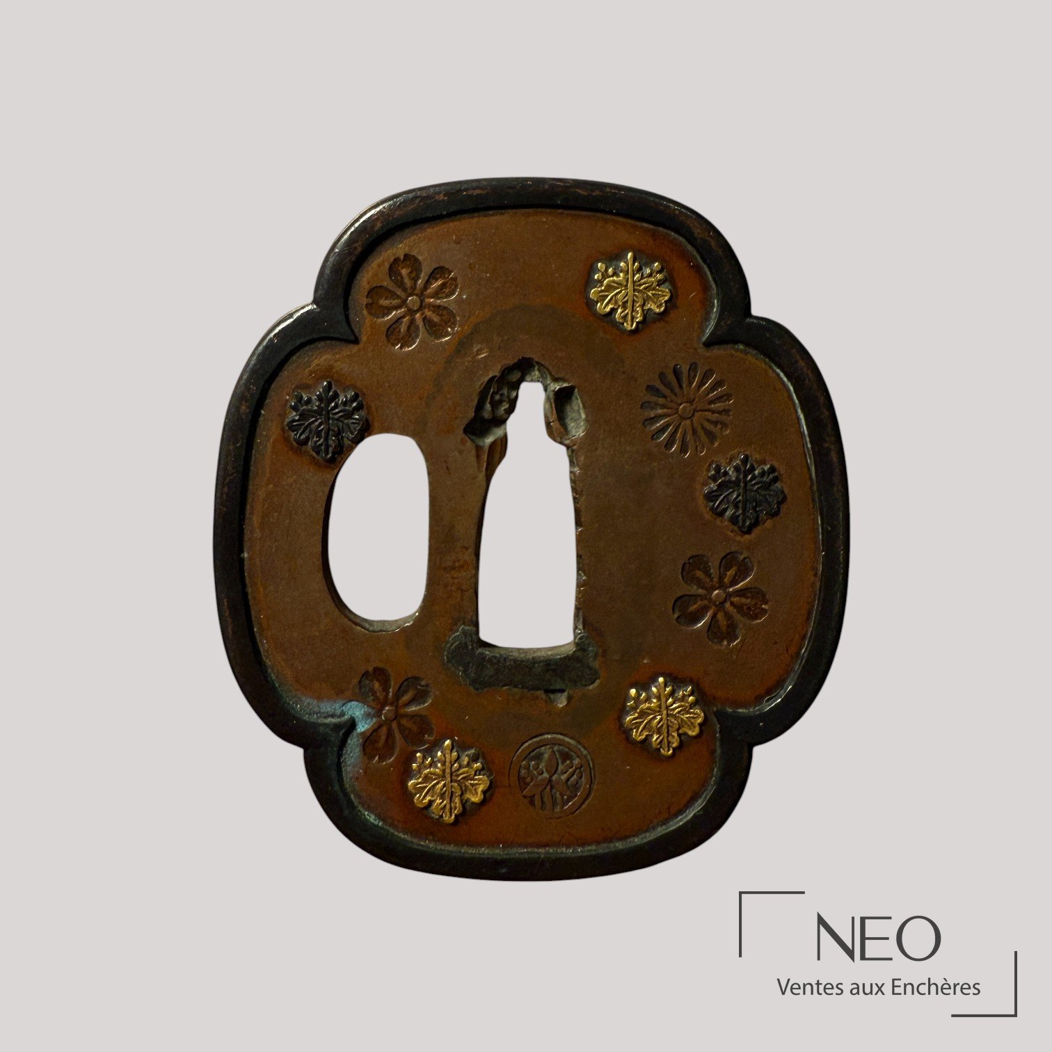 Tsuba japonaise mokko gata décorée de fleurs incrustées sur fond brun