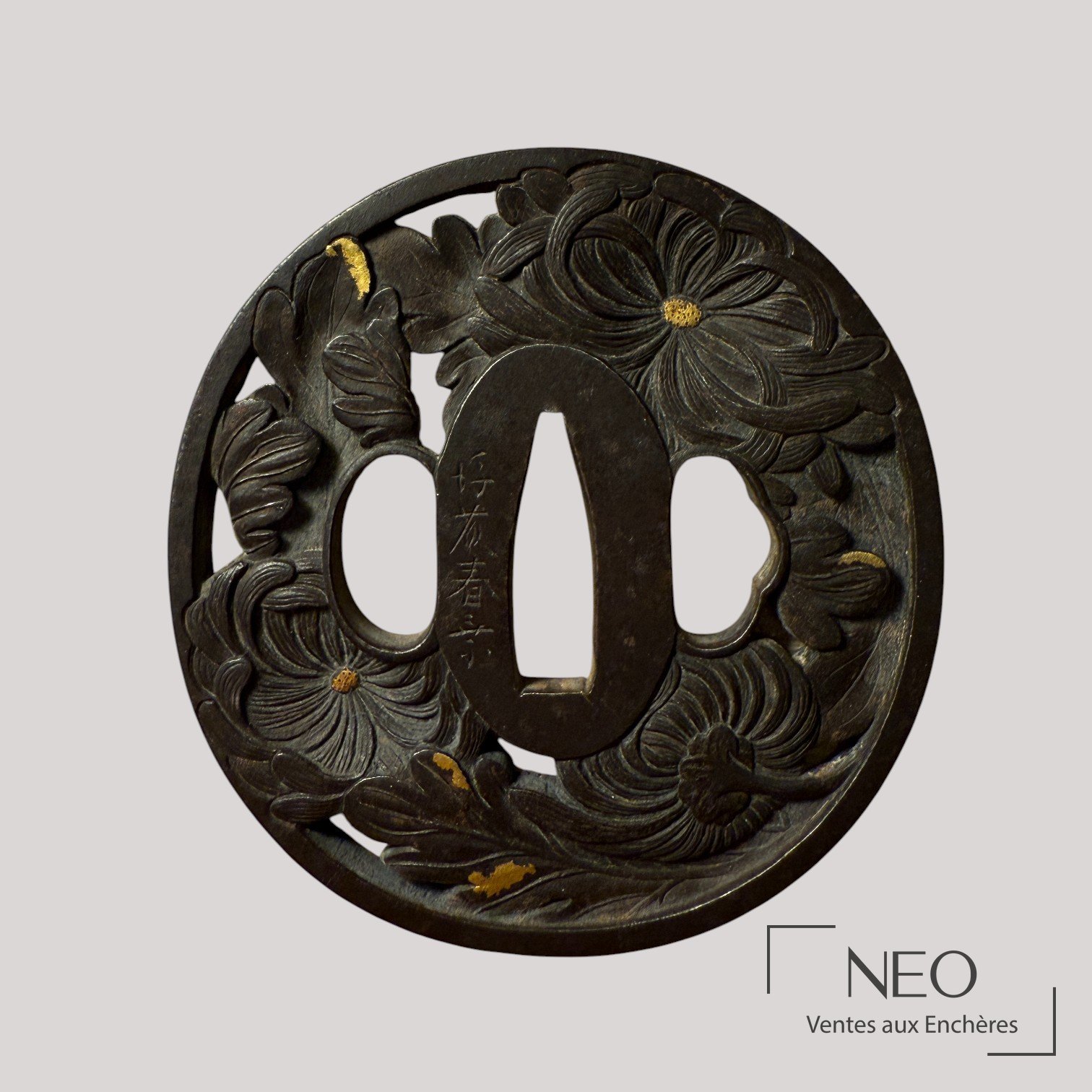 Tsuba circulaire en fer à décor de chrysanthèmes ajourés et incrustés de cuivre doré
