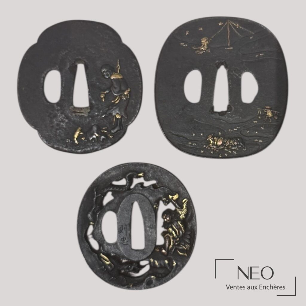 Trois tsuba japonais en fer avec décors incrustés