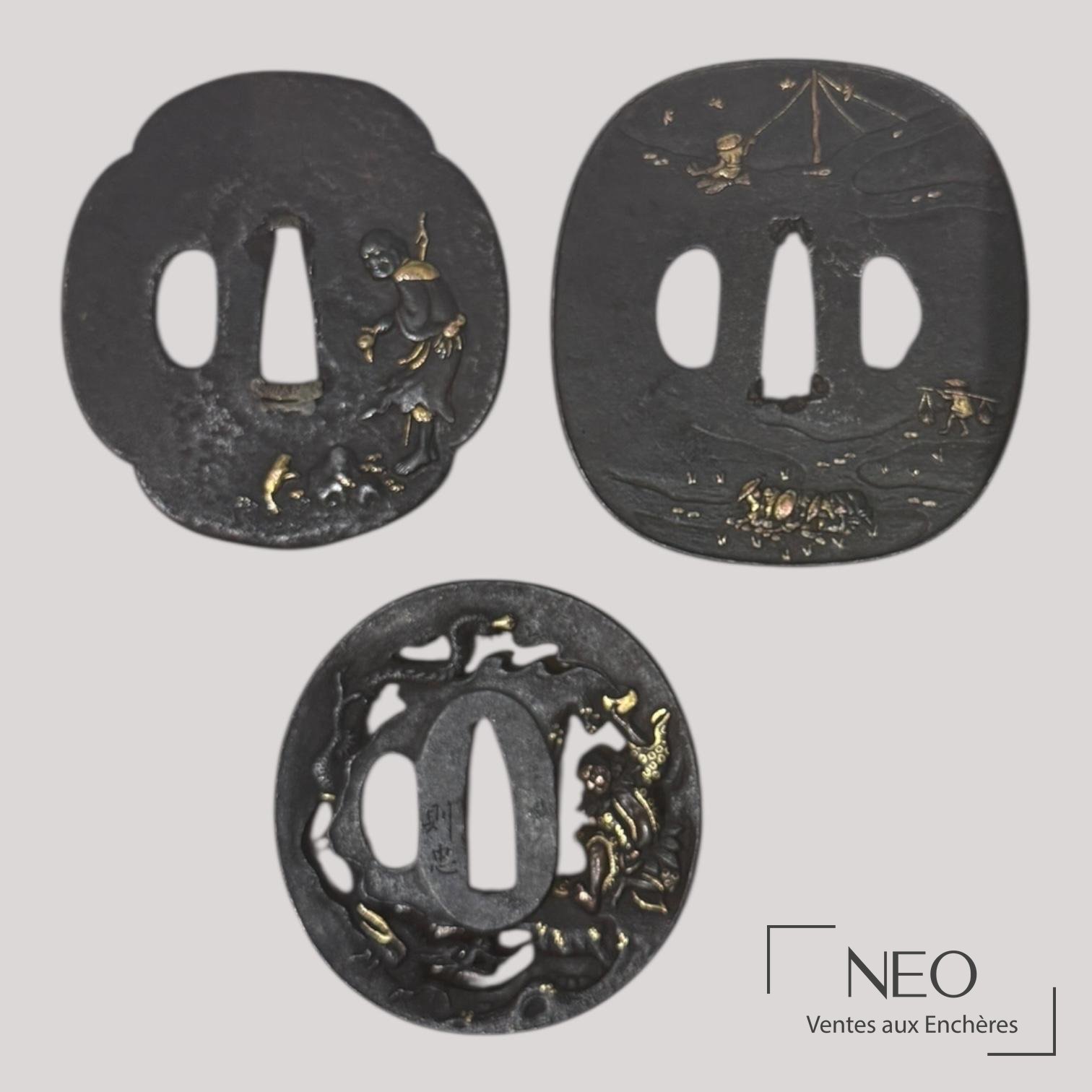 Trois tsuba japonais en fer avec décors incrustés